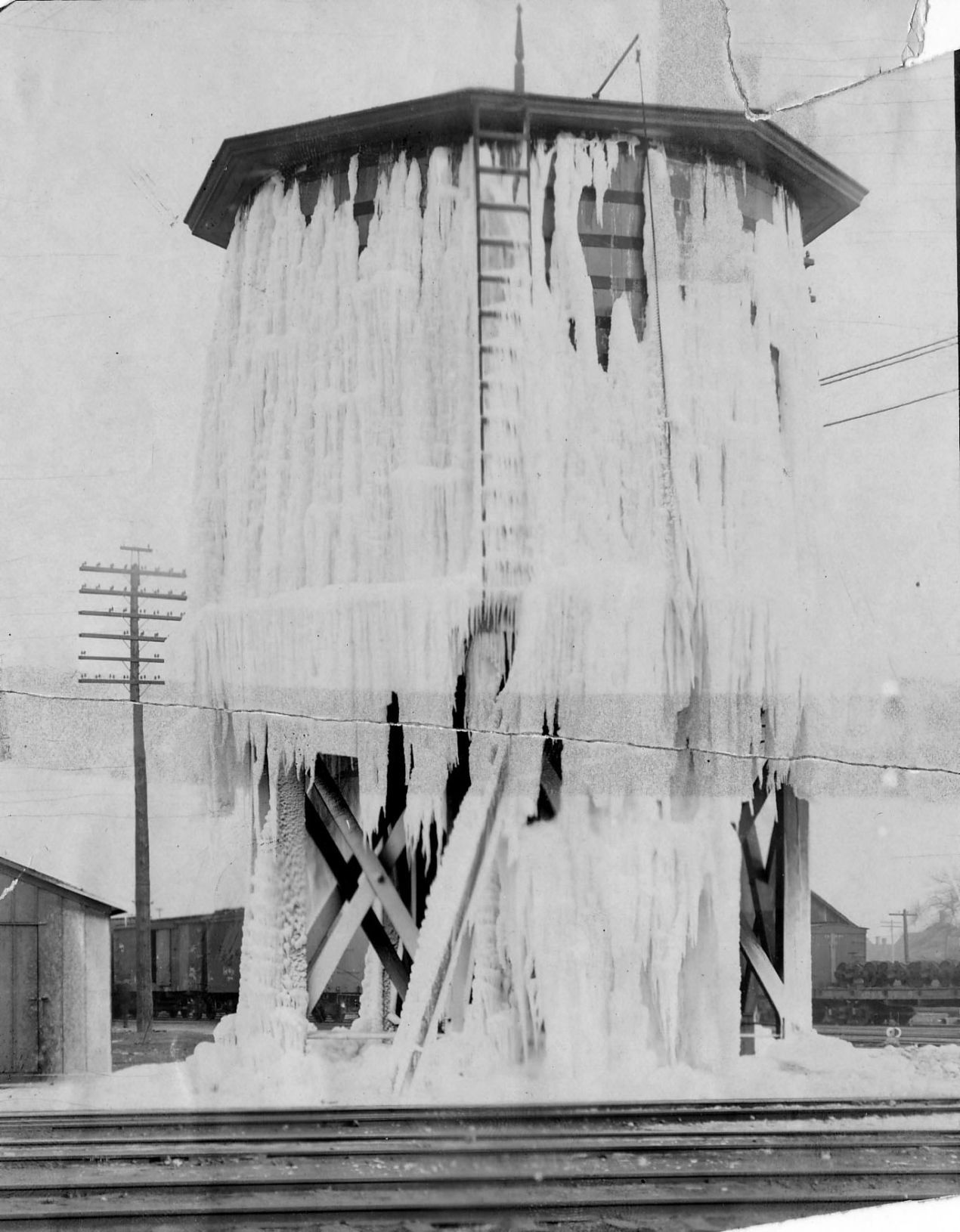 Illinois Central frozen tank 1905.jpg
